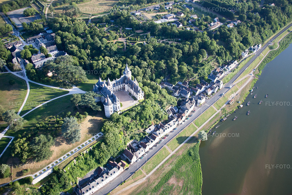 Aerial view: Chaumont Castle complex in Chaumont-sur-Loire in the state Loir et Cher, France. – Photo: IMG_081233.jpg taken on 06/19/2015 by Werner Riehm/FLY-FOTO.com – Resolution of the original: 5088 x 3392 px