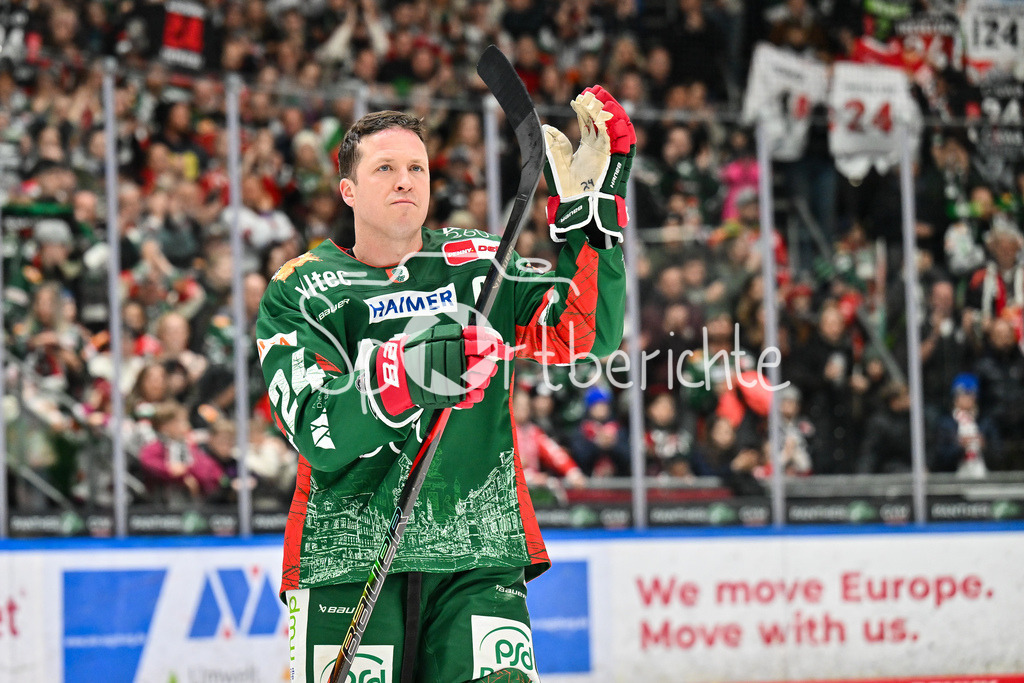 Augsburger Panther - Grizzlys Wolfsburg | AUGSBURG, GERMANY - 15. MARCH: im Bild T. J. TREVELYAN (Augsburger Panther 24) / Einzelfoto / Freisteller nach dem Match zwischen den Augsburger Panthern und den Grizzlys Wolfsburg am 52. Spieltag der Penny DEL im Curt Frenzel Stadion / der sich bei den Fans verabschiedet