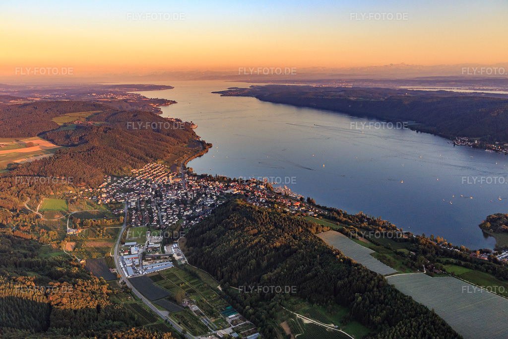 Luftbild: Stadtansicht am Bodensee im Abendrot aus Nordwesten im Ortsteil Ludwigshafen in Bodman-Ludwigshafen im Bundesland Baden-Württemberg in Deutschland. Foto: IMG_094036.jpg vom 26.08.2016 durch Werner Riehm/FLY-FOTO.de