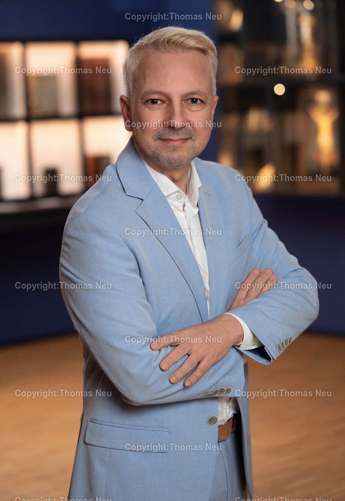 Dr_Jan_Christoph_Breitwieser_Fotografie-Thomas-Neu-25 | orträt von Dr. Jan Christoph Breitwieser, Museumsdirektor des Museums Bensheim und Archäologe. Neben seiner wissenschaftlichen Arbeit als Archäologe prägt er vor allem als engagierter Netzwerker und Kulturvermittler das kulturelle Leben an der Bergstraße. Durch sein weitreichendes Engagement ist es ihm gelungen, bedeutende Künstler nach Bensheim zu holen und hochkarätige Ausstellungen zu realisieren – darunter auch Werke des international renommierten Malers Neo Rauch.
Das Porträt zeigt eine Persönlichkeit, die weit über die klassische Museumsarbeit hinaus wirkt: als Impulsgeber für die regionale Kunstszene, als Vermittler zwischen Geschichte und Gegenwart sowie als zentrale Figur im kulturellen Netzwerk der Stadt Bensheim. Seine Arbeit steht exemplarisch für die Verbindung von Archäologie, zeitgenössischer Kunst und lebendiger Kulturarbeit.