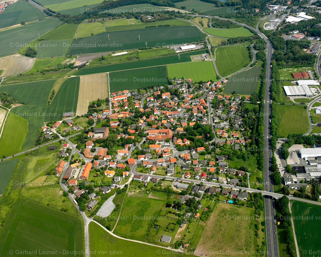 2638059 | GITTER 09.06.2006 Von Wald und Forstgebieten umgebener Ortskern der Straßen und Häuser und Wohngebiete in Gitter im Bundesland Niedersachsen, Deutschland // Surrounded by forest and forest areas center of the streets and houses and residential areas in Gitter in the state Lower Saxony, Germany Foto: Gerhard Launer