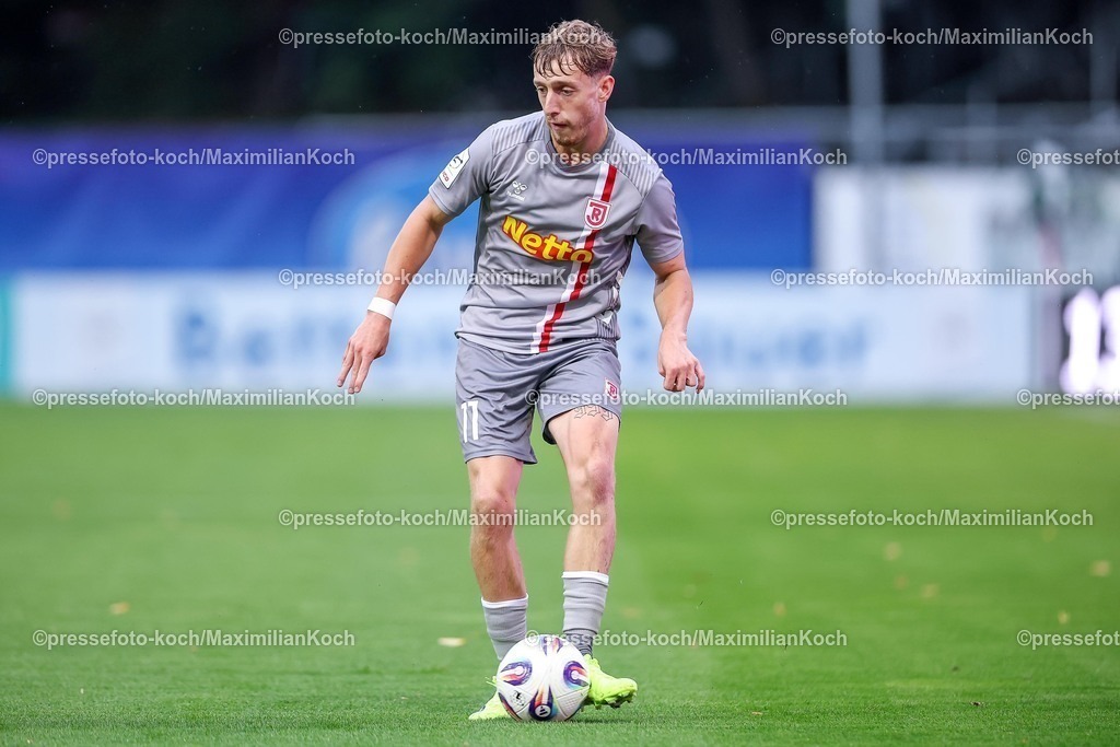 FCVK29082501010 | 29.08.2025, Fußball, FC Viktoria Köln – SSV Jahn Regensburg, 3.Liga, Sportpark Höhenberg, Saison 2025 2026: Noel Eichinger&nbsp;(Jahn Regensburg #11)  DFB regulations prohibit any use of photographs as image sequences and or quasi-video.