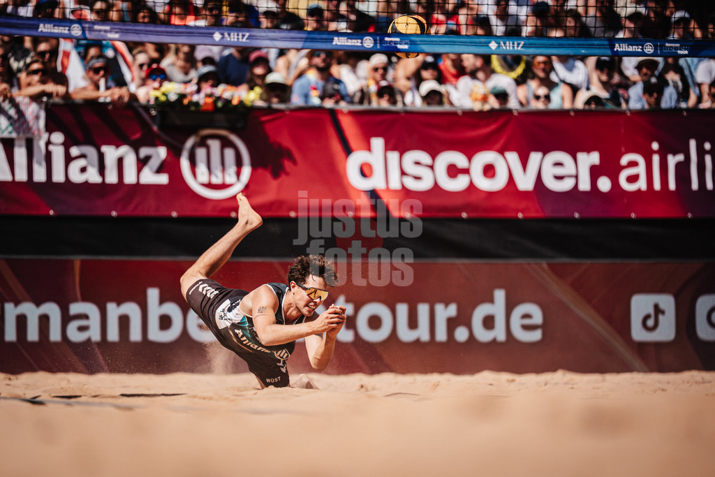 Beachvolleyball | Männer | Allianz German Beach Tour 2025 | Tourstop München | 12.07.2025 | Lui Wüst springt zum Ball