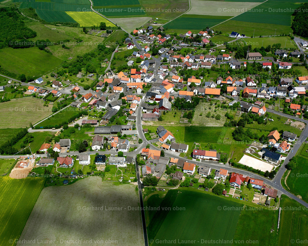 2614118 | OHMES 09.06.2006 Landwirtschaftliche Nutzflächen und Feldgrenzen  umsäumen das Siedlungsgebiet des Dorfes in Ohmes im Bundesland Hessen, Deutschland // Agricultural land and field boundaries surround the settlement area of the village  in Ohmes in the state Hesse, Germany Foto: Gerhard Launer