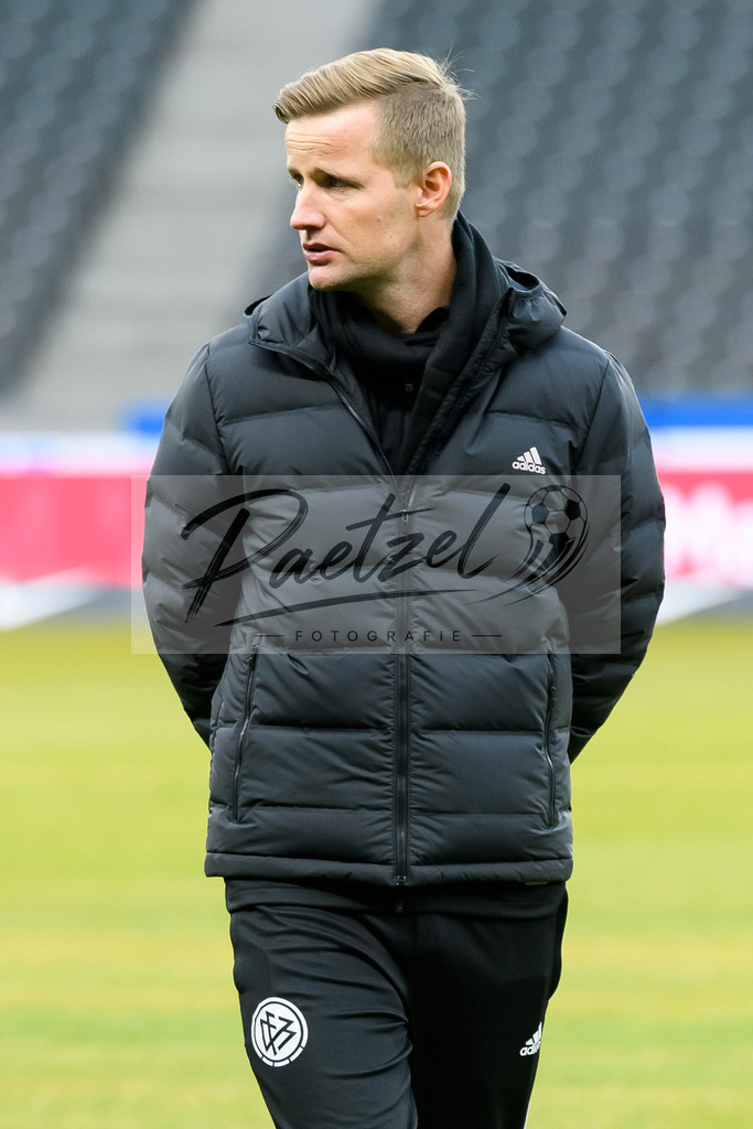 BSCFCB20220123_153 | Fussball, Herren: Vierter Offizieller Arne Aarnik schaut bei dem Spiel der 1. Bundesliga zwischen Hertha BSC und FC Bayern Muenchen im Olypiastadion am 23.01.2022 in Berlin, Deutschland.DFB / DFL REGULATIONS PROHIBIT ANY USE OF PHOTOGRAPHS AS IMAGE SEQUENCES AND/OR QUASI-VIDEO. - Realisiert mit Pictrs.com