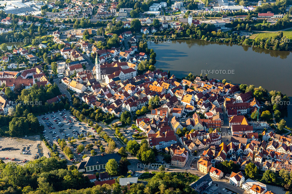 Kirchengebäude " Stadtpfarrkirche St. Peter " im Altstadt- Zentrum der Innenstadt | Luftbild: Kirchengebäude " Stadtpfarrkirche St. Peter " im Altstadt- Zentrum der Innenstadt im Ortsteil Steinach in Bad Waldsee im Bundesland Baden-Württemberg in Deutschland. Foto: IMG_128922.jpg vom 03.09.2021 durch ©2025 Werner Riehm fly-foto.de/copyright - Realisiert mit Pictrs.com