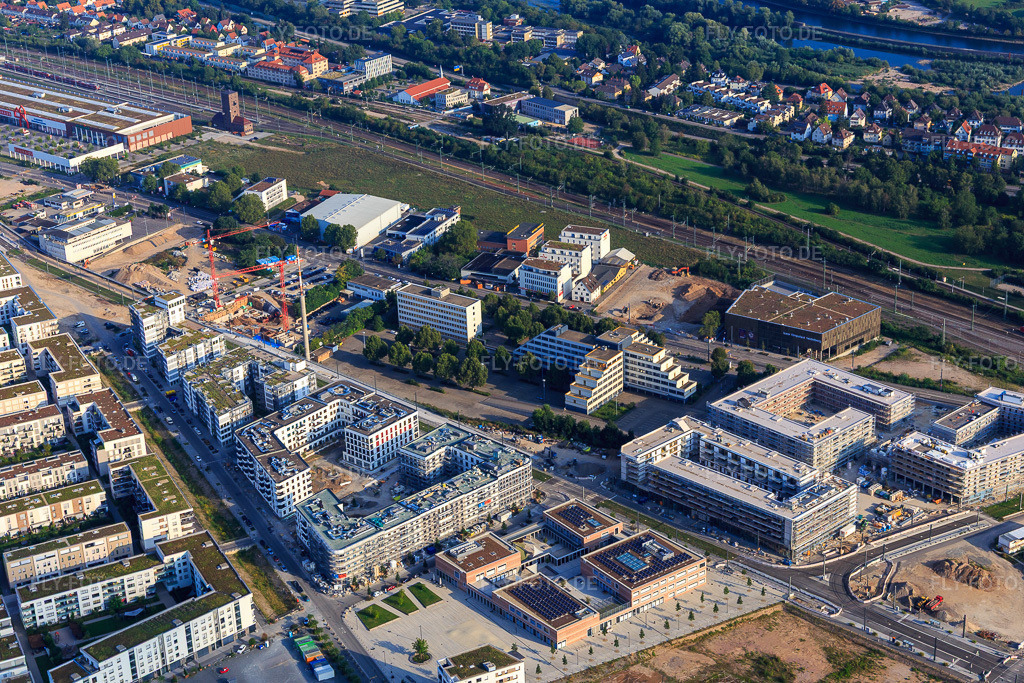 Luftbild: Grüne Meile mit Qube Hotel Bahnstadt, LUXOR-Filmpalast Heidelberg sowie Grundschule Bahnstadt am Gadamerplatz im Ortsteil Bahnstadt in Heidelberg im Bundesland Baden-Württemberg in Deutschland.Foto: IMG_117122.jpg vom 25.08.2019 durch Werner Riehm/FLY-FOTO.deQube Hotel - Qube Hotel HeidelbergLuxor-Filmpalast HeidelbergWWW.GRUNDSCHULE-BAHNSTADT.DE