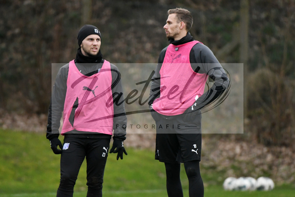 20200220_TRAOSN_0026 | Fussball, Herren: David Blacha (VfL Osnabrueck) und Maurice Trapp (VfL Osnabrueck) schauen waehrend der Trainingseinheit des VfL Osnabrueck im Sportpark Illoshoehe am 20.02.2020 in Osnabrueck, Deutschland. - Realisiert mit Pictrs.com