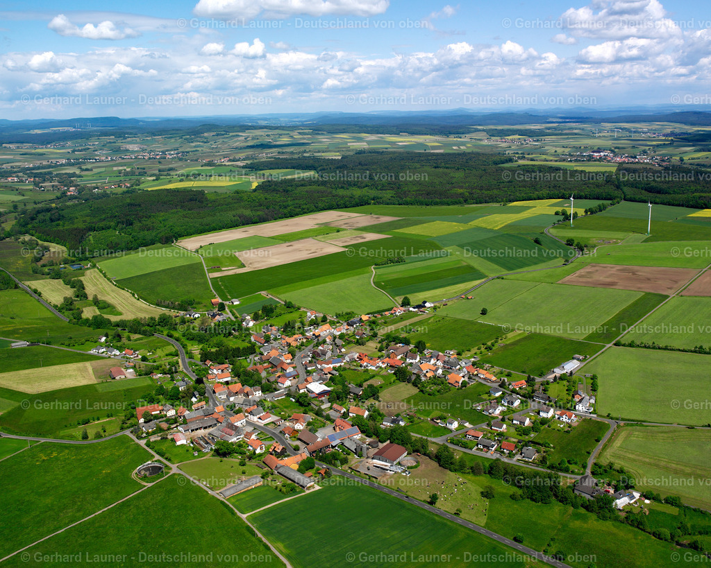 2615805 | VADENROD 09.06.2006 Ortsansicht am Rande von landwirtschaftlichen Feldern und Nutzflächen  in Vadenrod im Bundesland Hessen, Deutschland // Village view on the edge of agricultural fields and land  in Vadenrod in the state Hesse, Germany Foto: Gerhard Launer