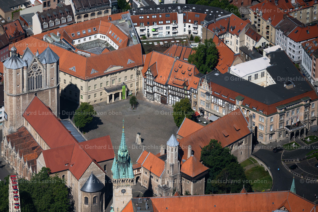 4035554 | BRAUNSCHWEIG 31.07.2020 Platz- Ensemble Burgplatz mit dem Museum Burg Dankwarderode und dem Braunschweiger Dom im Innenstadt- Zentrum in Braunschweig im Bundesland Niedersachsen, Deutschland. // Square- Ensemble Burgplatz with the museum Dankwarderode Castle and Braunschweig Cathedral in the city centre of Braunschweig in the federal state of Lower Saxony, Germany. Foto: Gerhard Launer