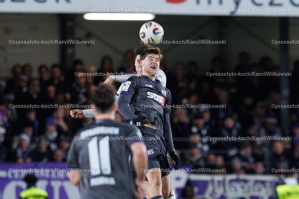 xKWIx30112501071 | 30.11.2025, xkwix, Fußball, 3. Liga, SSC Verl - VfL Osnabrück, Sportclub Arena: Bernd Riesselmann (VfL Osnbrück #22) beim KopfballPhoto: xKamilxWilkowskixPressefotoKochx