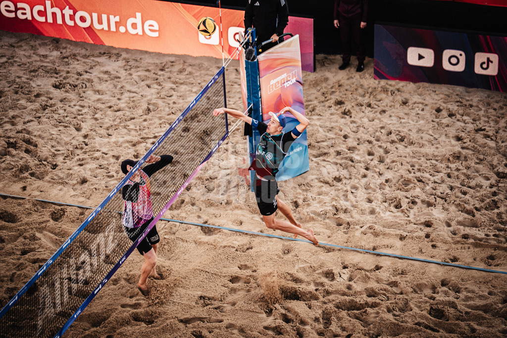 Beachvolleyball | Männer | Allianz German Beach Tour 2025 | Tourstop Berlin | 23.08.2025 | Momme Lorenz beim Angriff