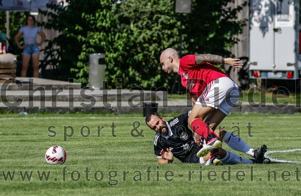 2023-08-20_043_TuS_Oberding_gegen_FC_Finsing_II | Oberding, Deutschland, 20.08.2023:
Fußball, Kreisklasse 2023 / 2024, 3. Spieltag, TuS Oberding gegen FC Finsing II, Endergebnis: 1:1

Bernd Lehmer (TuS Oberding, #2), Thomas Fertl (FC Finsing, #3)

Foto: Christian Riedel / fotografie-riedel.net
