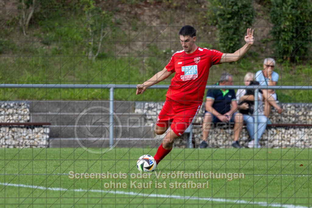 20250831_150519_0178 | #,TSG Salach (weiß) vs. SV Ebersbach (rot), Fußball, Bezirksliga - Bezirk Neckar/Fils, 02. Spieltag, Saison 2025/2026, Rasensportplatz, Staufenecker Straße, 73084 Salach, 31.08.2025 - 15:00 Uhr,Foto: PhotoPeet-Sportfotografie/Peter Harich
