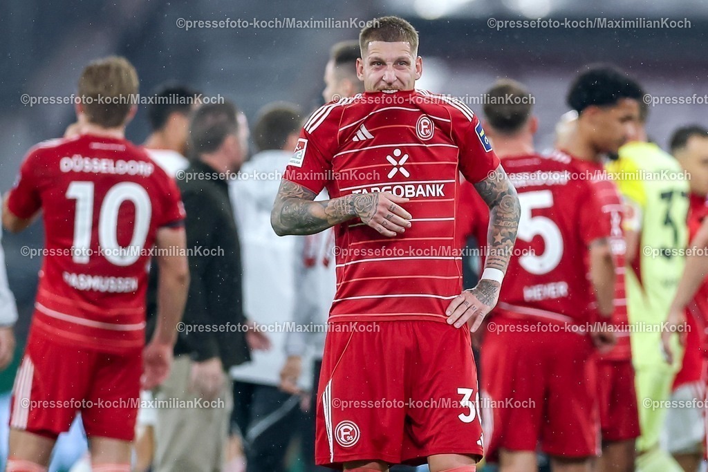 F9503102501355 | 03.10.2025, Fußball, Fortuna Düsseldorf - 1.FC Nürnberg, 2. Fußball Bundesliga, Merkur Spiel-Arena, Saison 2025 2026: Enttäuschung nach der 2:3 Niederlage bei den Spielern der Fortuna.  Jordy de Wijs (Fortuna Düsseldorf #30) Enttäuscht nach dem SpielDFB regulations prohibit any use of photographs as image sequences and or quasi-video.
