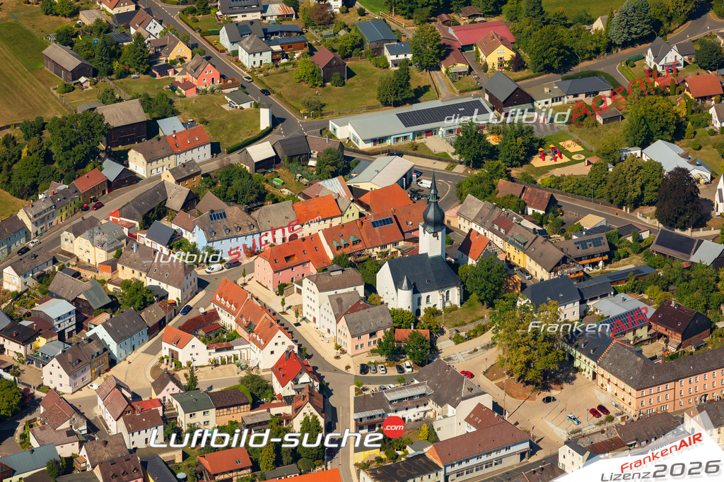 Luftaufnahme der Stadt Thiersheim - Die Luftaufnahme wurde 2025 vom UL-Flugzeug heraus erstellt ( keine Drohne ) - Hochauflösende Luftaufnahme - für professionelle Ausdrucke geeignet. Die Geschenkidee !Mit Lizenz und Bildrechte bestellbar