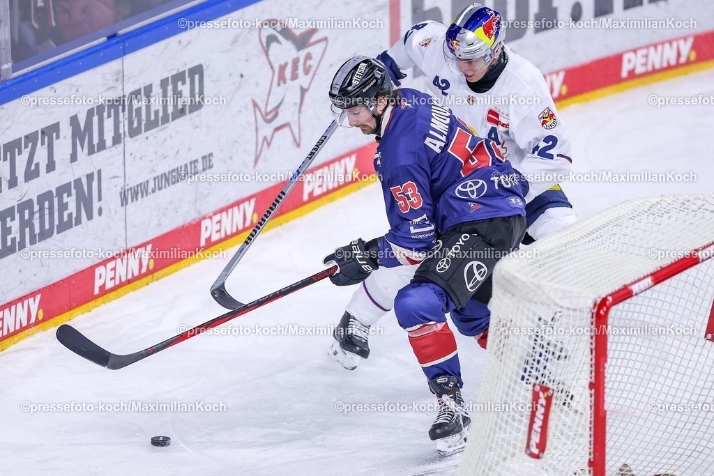 KEC03012501040 | 03.01.2025, Eishockey, Penny DEL, Kölner Haie - EHC Red Bull München, Spieltag 33, Lanxess-Arena Köln: Adam Almquist (Kölner Haie #53) kämpft gegen Yasin Ehliz (EHC München #42) um den Puck