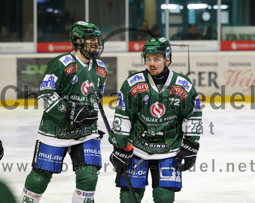 2024-01-12_077_TSV_Erding_gegen_EV_Dingolfing | Erding, Deutschland, 12.01.2024:
Eishockey, Bayernliga Vorrunde 2023 / 2024, 24. Spieltag, TSV Erding gegen EV Dingolfing, Endergebnis: 10:2

Daniel Krzizok (Erding Gladiators, #18), Leon Abstreiter (Erding Gladiators, #72)

Foto: Christian Riedel / fotografie-riedel.net