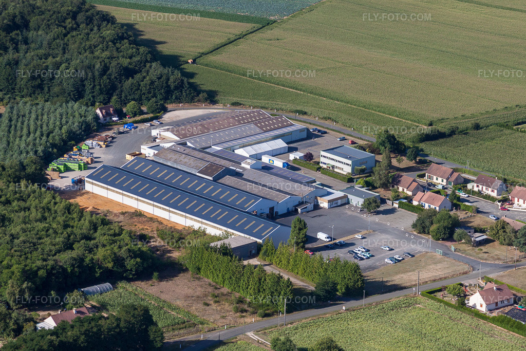 Aerial view: Métaseval in Semur-en-Vallon in the state Sarthe, France. – Photo: IMG_20179.jpg taken on 07/31/2009 by Werner Riehm/FLY-FOTO.com – Resolution of the original: 4574 x 3049 px