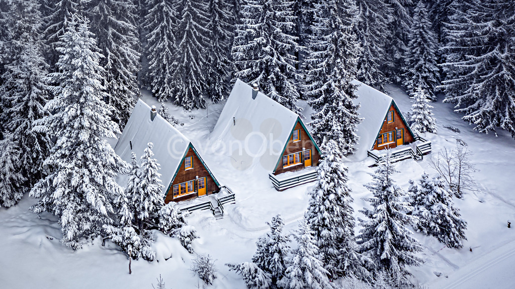 Die Finnhütten am Rennsteig bei Piesau | Luftbilder, Drohnenbilder, Oberfranken, Bayern, Kronach, Lichtenfels, Kulmbach, Thüringen, Frankenwald, Thüringerwald - Realisiert mit Pictrs.com