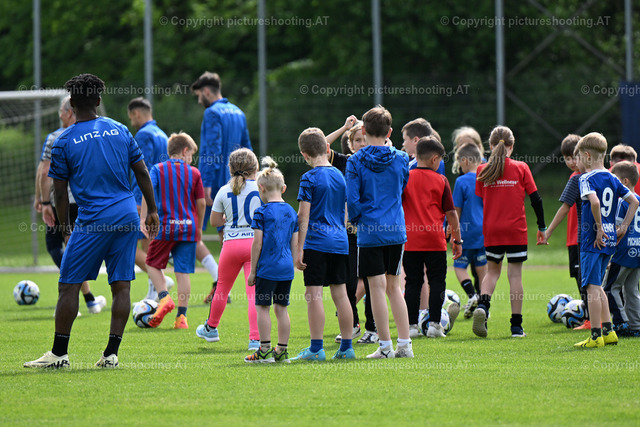 mikovits-20240507-0035 | Image shows an overview of players of FC Blau-Weiss Linz with children during warm up, PK LASK, Sport, Bundesliga, Fußball /Foto: Albert Mikovits Datum 20240507