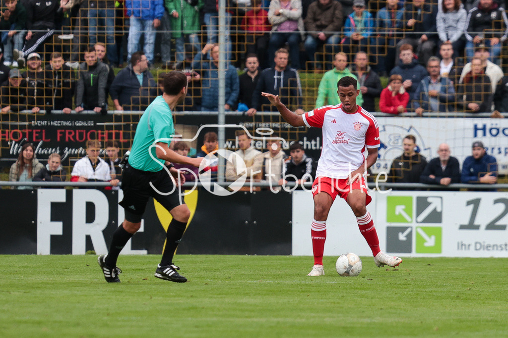DJK Vilzing - FC Bayern Amateure | Tarek BUCHAMNN (FCB #36) am Ball / Freisteller / Einzelfoto