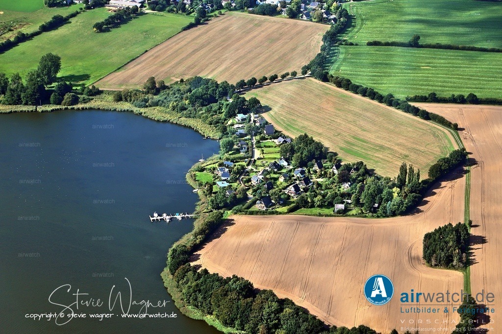 Knös ist ein kleiner Ortsteil innerhalb der Gemeinde Brodersby-Goltoft in Schleswig-Holstein | Knös ist ein kleiner Ortsteil innerhalb der Gemeinde Brodersby-Goltoft in Schleswig-Holstein, direkt an der Schlei gelegen. Er liegt im südlichen Teil der Halbinsel Angeln und ist Teil des größeren Gemeindegebiets, das auch Groß-Brodersby, Burg/Missunde und andere Ortskerne umfasst. Der Ortsteil ist vor allem bekannt für seine ruhige Lage, den herrlichen Ausblick auf die Schlei und die Nähe zu Natur und Erholung. Knös besteht aus wenigen, meist im Sommer genutzten Ferienhäusern und ist durch eine Sackgasse erreichbar, was zur Entschleunigung beiträgt. Die Anreise erfolgt über die B201 Richtung Kappeln und weiter über Missunde, wobei der Ortsteil am Ende der Straße liegt.