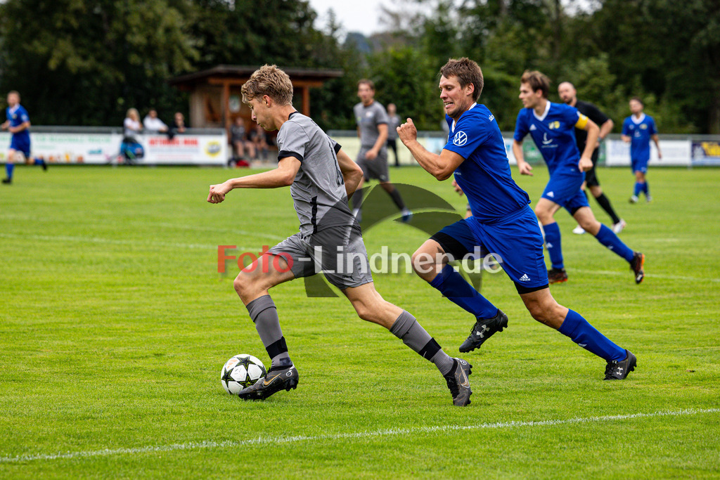 SG SV Eberfing/SV Söchering gegen SG TSV Schäftlarn / SC Baierbrunn | Fußball A-Klasse Herren Oberbayern Zugspitze Gruppe 5 6. Spieltag, SG SV Eberfing/SV Söchering gegen SG TSV Schäftlarn / SC Baierbrunn, 20240908,Maximilian HUPFAUF (SG TSV Schäftlarn/SC Baierbrunn 11) am Ball,2024-09-08 in Obersöchering (Sportplatz Obersöchering), Johannes AMMER (SG SV Eberfing/SV Söchering 4), Maximilian HUPFAUF (SG TSV Schäftlarn/SC Baierbrunn 11)Copyright: WolfgangxLindner www.foto-lindner.de / shop.foto-lindner.de