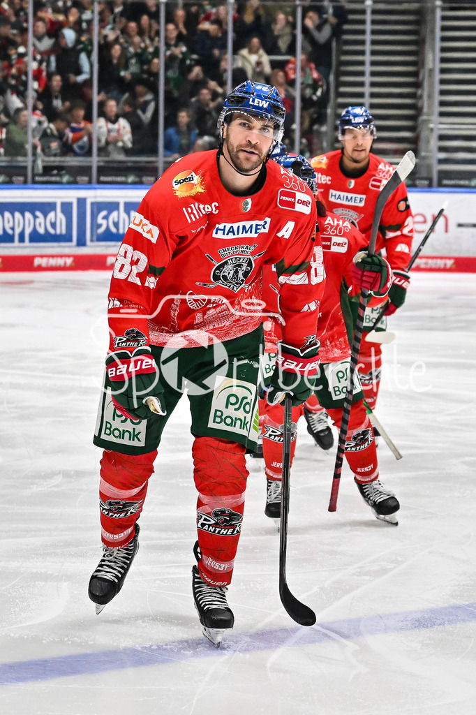 Augsburger Panther - Grizzlys Wolfsburg | Jubel der Panther nach dem Treffer zum 1-0 durach Alexandre GRENIER (Augsburger Panther 82) / Tor / Torschuetze / Freude / Happy / DEL: Augsburger Panther - Grizzlys Wolfsburg; Curt Frenzel Stadion am 10.10.2025