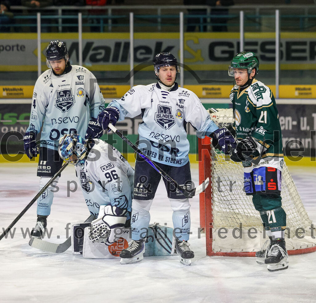 2026-01-06_019_TSV_Erding_gegen_EV_Lindau_Islanders | Erding, Deutschland, 06.01.2026:Eishockey, Oberliga Süd 2025 / 2026, 35. Spieltag, TSV Erding gegen EV Lindau Islanders, Endergebnis: 2:5Lukas Bender (EV Lindau Islanders, #4), Torwart Daniel Filimonov (EV Lindau Islanders, #96), Erik Modlmayr (Erding Gladiators, #21)Foto: Christian Riedel / fotografie-riedel.net