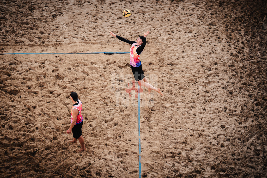 Beachvolleyball | Männer | Allianz German Beach Tour 2025 | Tourstop Berlin | 23.08.2025 | Aufschlag von Philipp Huster