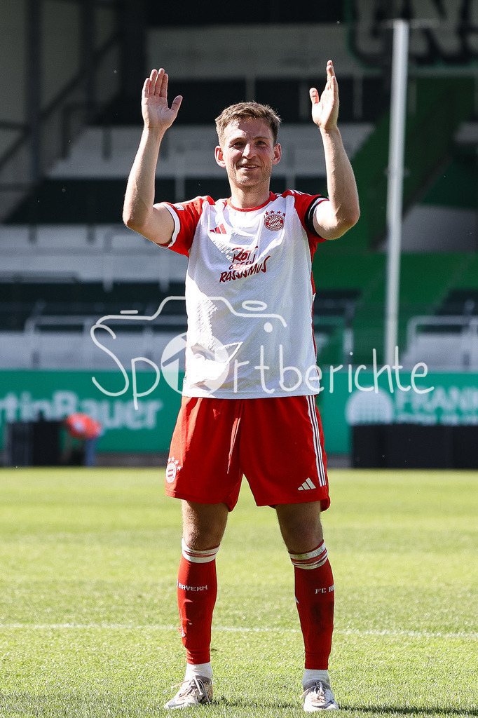 SpVgg Greuther Fürth II - FC Bayern Amateure | Bayern Amateure Kapitaen Timo KERN (FCB #10) feiert zusammen mit den Fans den 1-2 Auswaertssieg bei der zweiten Mannschaft der SpVgg Greuther Fuerth