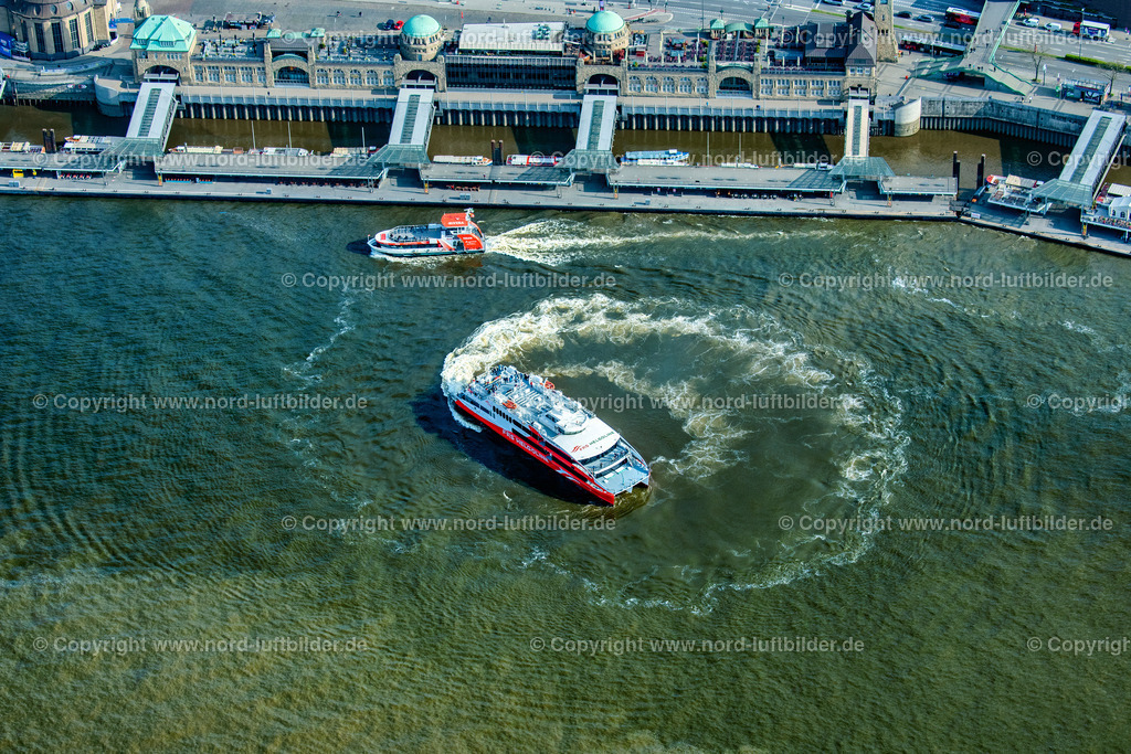 Hamburg_Halunder_Jet_Vor_Den_Landungsbrücken_ELS_4974250422 | HAMBURG 26.04.2022 Fahrt eines Fähr- Schiffes " Katamaran Halunder Jet der FRS Reederei" in Hamburg vor den Landungsbrücken im Bundesland Niedersachsen, Deutschland. // Travel of a ferry ship "Katamaran Halunder Jet der FRS Reederei" in Hamburg in front of the Landungsbruecken in the state Lower Saxony, Germany. Foto: Martin Elsen