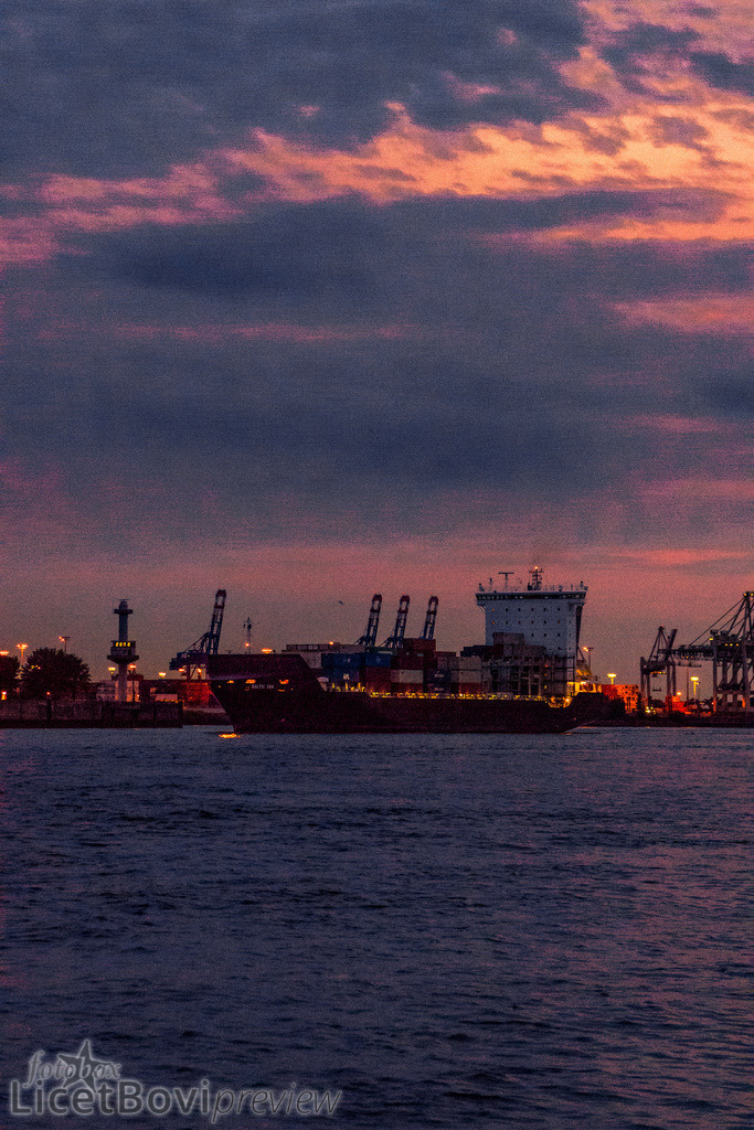 Sonnenuntergang | Die Sonne geht unter über der Elbe im Hamburger Hafen. - Realisiert mit Pictrs.com