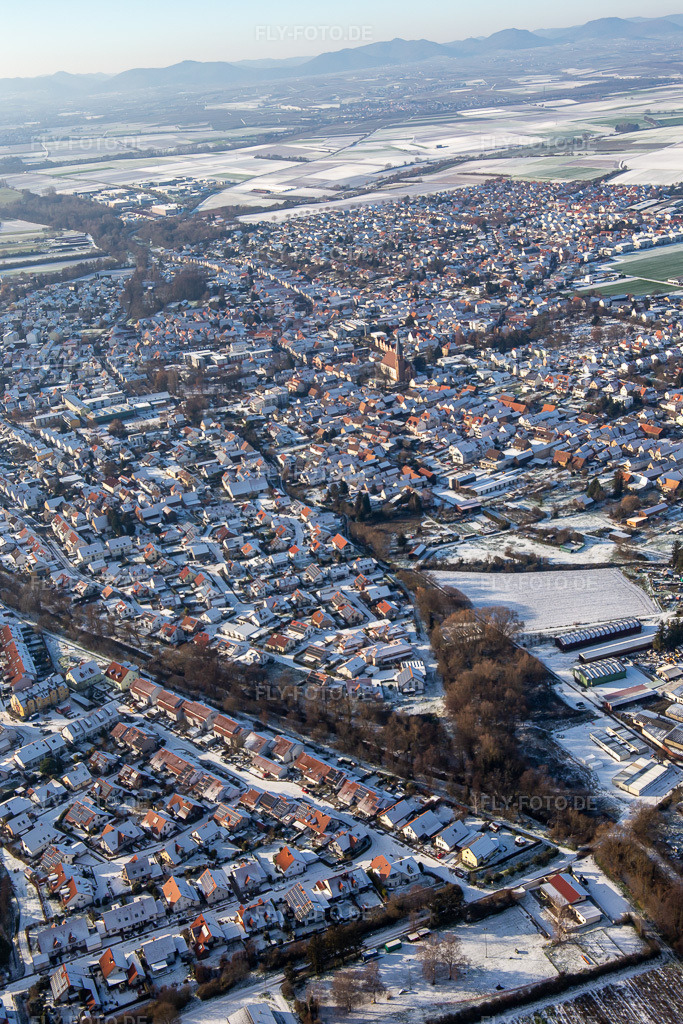 Luftbild: Alter Klingbach und Klingbach-Tankgraben im Winter bei Schnee in Herxheim bei Landau im Bundesland Rheinland-Pfalz in Deutschland.Foto: IMG_135514.jpg vom 16.12.2022 durch Werner Riehm/FLY-FOTO.deAuflösung des Originals: 3648 x 5472 px