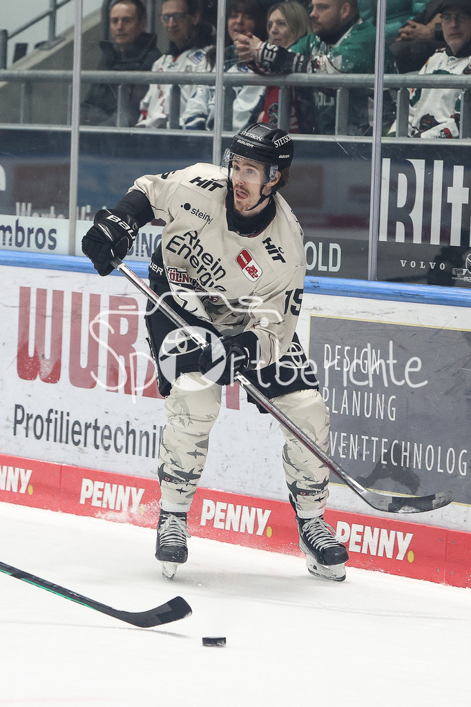 Augsburger Panther - Kölner Haie | Louis-Marc AUBRY (KEC #15) in aktion / Puck / Freisteller / Einzelfoto