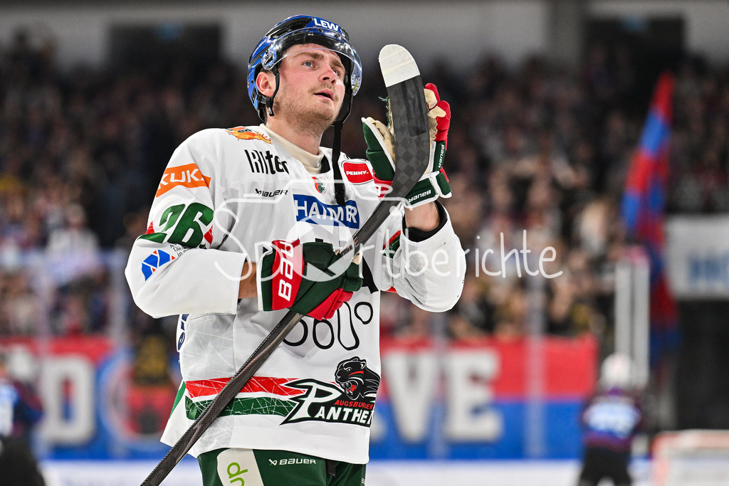 Nürnberg Ice Tigers - Augsburger Panther | Die Spieler der Augsburger Panther bedanken sich bei den mitgereisten Fans, Alexander BLANK (Augsburger Panther 26) / DEL: Nürnberg Ice Tigers - Augsburger Panther; PSD Bank Nürnberg ARENA am 12.09.2025