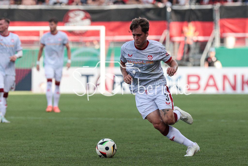FC Ingolstadt - 1. FC Kaiserslautern | Am BAll Florian KLEINHANSL (FCK #3) / Einzelfoto