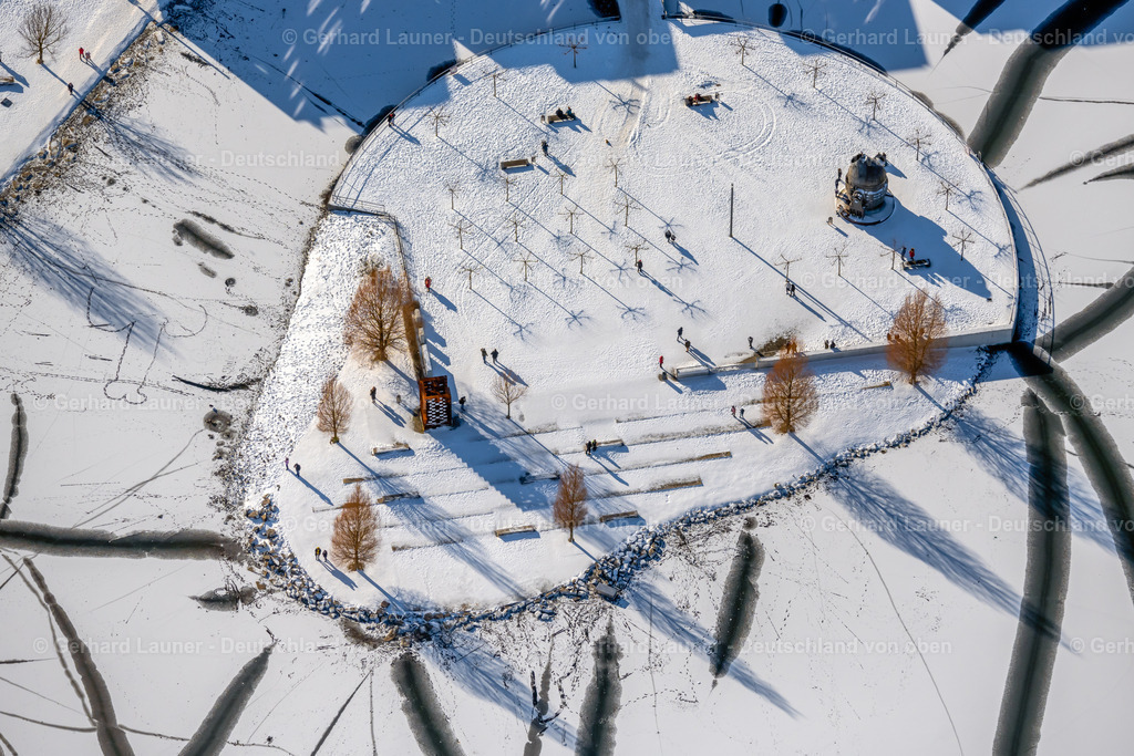 4043863 | DORTMUND 13.02.2021 Winterlich schneebedeckte Kulturinsel auf dem " Phoenix See " im Ortsteil Hörde in Dortmund im Ruhrgebiet im Bundesland Nordrhein-Westfalen, Deutschland. Weiterführende Informationen bei: DSW21 Dortmunder Stadtwerke AG. // Wintry snowy lake Island on the Plateau on " Phoenix See " in the district Hoerde in Dortmund at Ruhrgebiet in the state North Rhine-Westphalia, Germany. Further information at: DSW21 Dortmunder Stadtwerke AG. Foto: Gerhard Launer