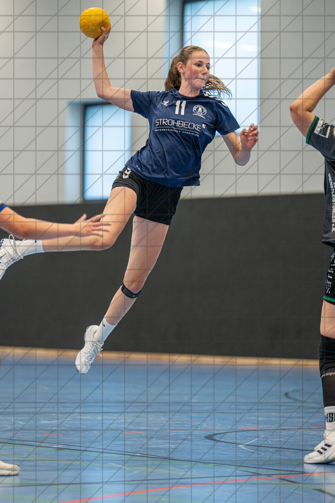 Saisonauftakt-Turnier TSG Burg Gretesch 25/26 | 1. Damen vs. HSG Werther/Borgholzhausen | Janne Brüggemann (TSG Burg Gretesch #11) //  16.08.25: Saisonauftakt-Turnier TSG Burg Gretesch 25/26 | 1. Damen vs. HSG Werther/Borgholzhausen / Osnabrück / Deutschland  //   CREDIT:www.bullenfotos.de, Martin König, Hörner Weg 40, D-49078 Osnabrück, +4917663732967 // Nutzung und Weitergabe nur zu den vereinbarten Zwecken. Presseanfragen an Ersteller. Alle Rechte beim Ersteller. Honorierung nach MFM. - Realisiert mit Pictrs.com