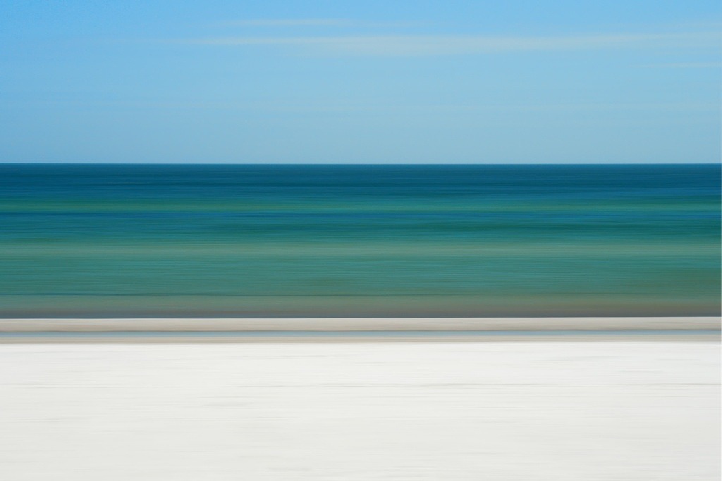 Sonniger Tag am Strand | Blaues Meer und heller Strand  (fotografiert mit ICM) - Realisiert mit Pictrs.com
