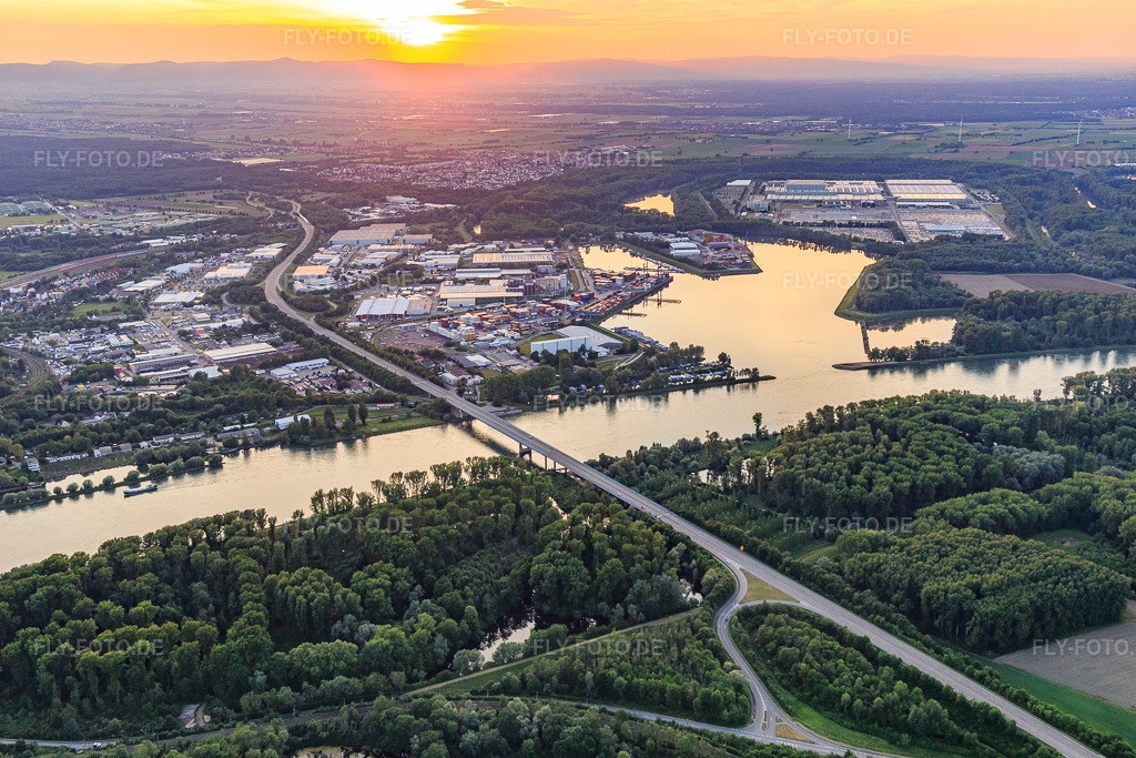 Luftbild: Rheinbrücke der B36 und Hafen im Ortsteil Rheinsheim in Philippsburg im Bundesland Baden-Württemberg in Deutschland. Foto: IMG_107496.jpg vom 25.05.2018 durch Werner Riehm/FLY-FOTO.de