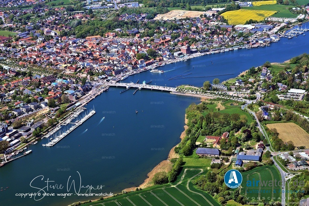 Luftbild Kappeln an der Schlei | Im Laufe der Jahrhunderte gehörte Kappeln verschiedenen Herrschaften an, zunächst dem Domkapitel von Schleswig, später dem Adelsgut Roest, was zu einer langen Auseinandersetzung mit der Leibeigenschaft führte. Ein bedeutender Wendepunkt war die Gründung des ersten Kleingartenvereins Deutschlands am 26. April 1814, der als „Armengärten“ bekannt wurde.