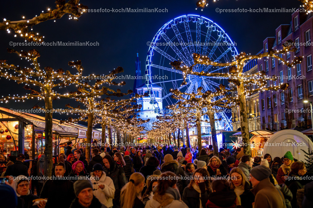 KKU16122401099 | 16.12.2024, xkkux, Eindrücke rund um den  Weihnachtsmarkt in Düsseldorf. Das beleuchtete Riesenrad am Burgplatz  Besucher Voll Volle Straße Abends Tourismus 