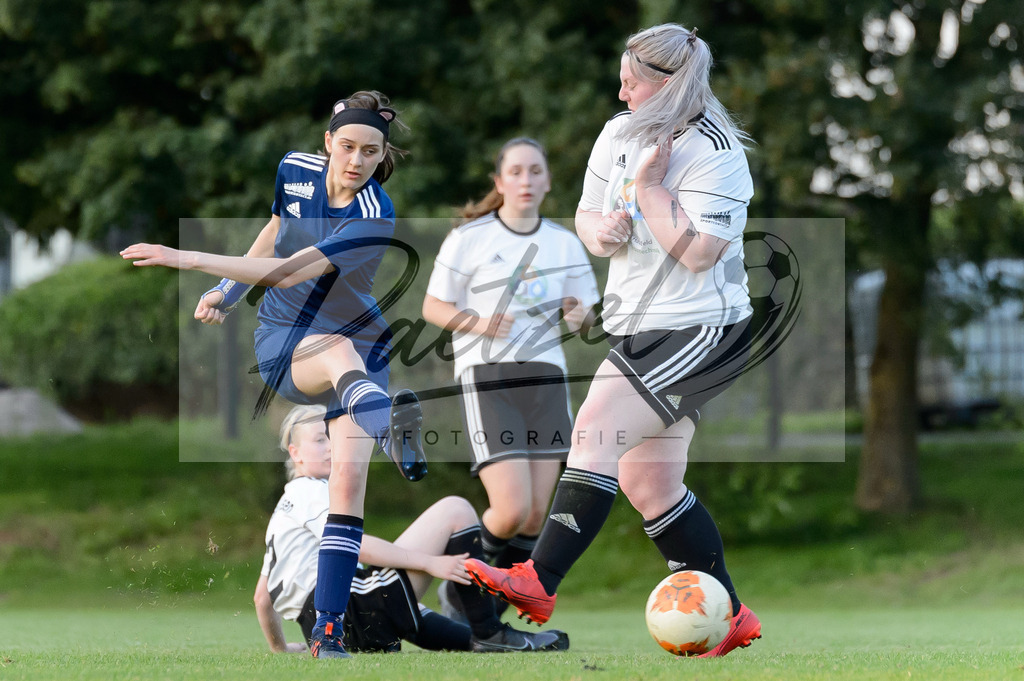 GREBES20210719_059 | Fussball, Frauen:   beim Spiel der 1. Kreisklasse zwischen TSG 07 Burg Gretesch IV und TuS Bad Essen im TSG-Sportpark am 19.07.2021 in Osnabrueck, Deutschland. - Realisiert mit Pictrs.com