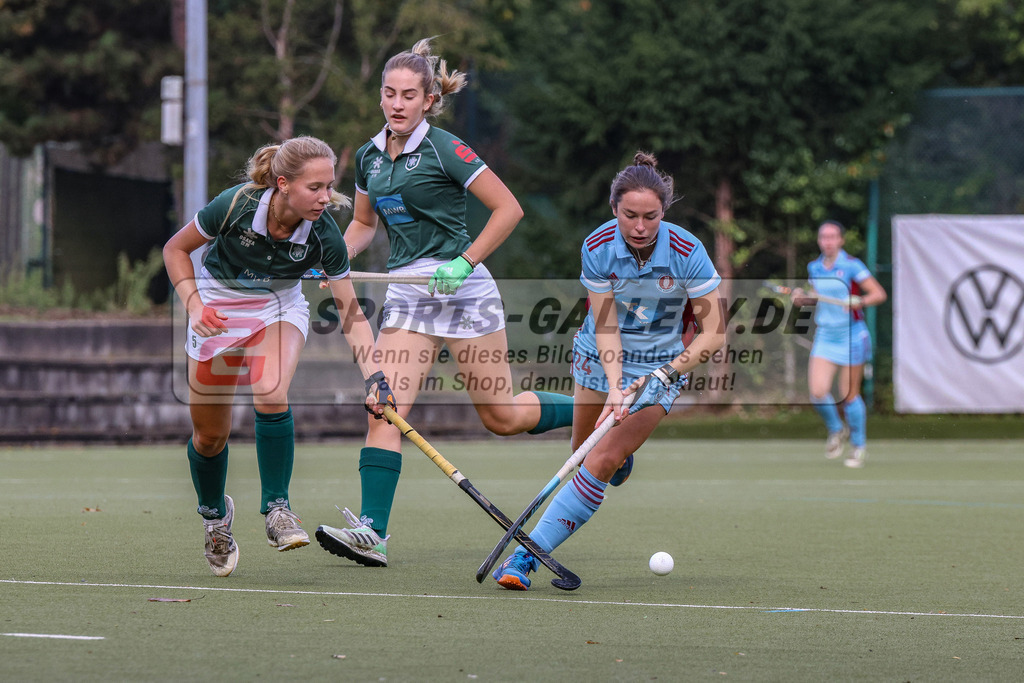 MJ_2022-10-08_Damen_HTCU-UHC-11 | Marlene Wiewiorra (UHC Hamburg #24), Katharina Becker (Uhlenhorst Mülheim #5) &amp; Celina Franzen (Uhlenhorst Mülheim #25), Uhlenhorst Mülheim - UHC Hamburg am 8.10.2022 im Waldstadion, Mülheim a. d. Ruhr