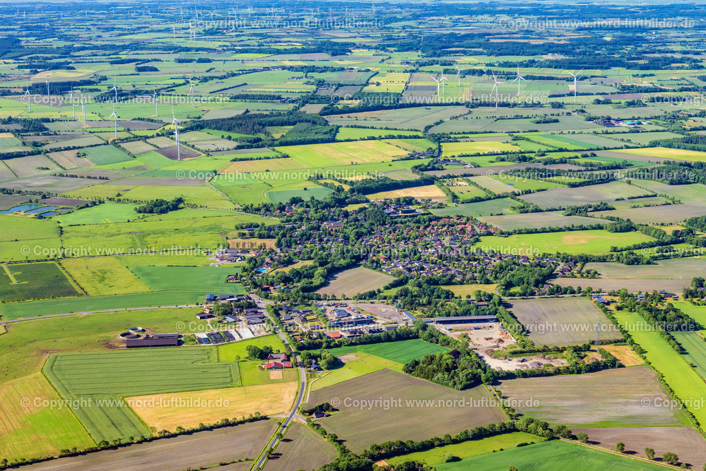 Stadum_ELS_8067100623 | STADUM 10.06.2023 Ortsansicht am Rande von landwirtschaftlichen Feldern und Nutzflächen in Stadum im Bundesland Schleswig-Holstein, Deutschland. // Village view on the edge of agricultural fields and land in Stadum in the state Schleswig-Holstein, Germany. Foto: Martin Elsen