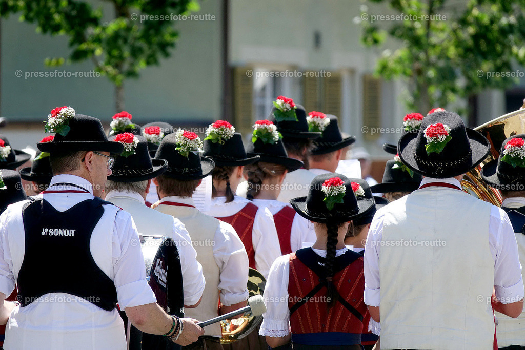 news-2022-Juli17-Musikumzug-Reutte-DSD03366-Biberwier | Info aus dem Bezirk Reutte/Ausserfern Tirol sowie eine umfangreiche Bilddatenbank über die gesamte Region: Lechtal, Talkessel Reutte, Tannheimertal, Zwischentoren. Lech, Plansee, Zugspitze, Grenztunnel, B179, Fernpassstraße, Verkehr, Lawinen, Tradition, - Realisiert mit Pictrs.com