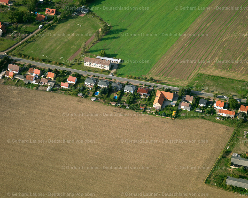 2638844 | RIMBECK 23.08.2006 Landwirtschaftliche Nutzflächen und Feldgrenzen  umsäumen das Siedlungsgebiet des Dorfes in Rimbeck im Bundesland Sachsen-Anhalt, Deutschland // Agricultural land and field boundaries surround the settlement area of the village  in Rimbeck in the state Saxony-Anhalt, Germany Foto: Gerhard Launer