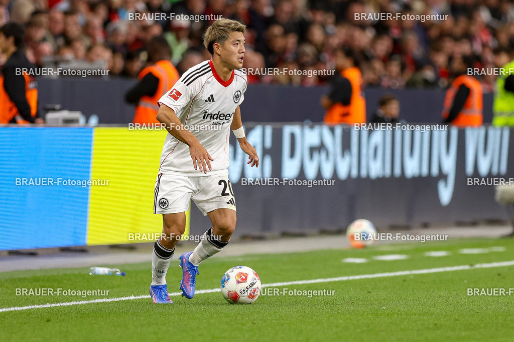 Bayer 04 Leverkusen vs Eintracht Frankfurt - Bundesliga  | Leverkusen, Deutschland, 12.09.25:   Ritsu Doan (Eintracht Frankfurt) in Aktion am Ball, Einzelaktion waehrend des Spiels der Bundesliga zwischen  Bayer 04 Leverkusen vs Eintracht Frankfurt in der BayArena(Foto von Brauer-Fotoagentur / Adrian Schlueter)